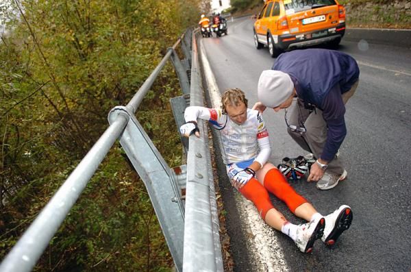 Rainy conditions proved treacherous for many riders such as Leonardo Bertagnolli (Androni Giocattoli), who was forced to abandon after a hard crash.