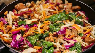Foods to never cook in a non-stick pan: stir fry