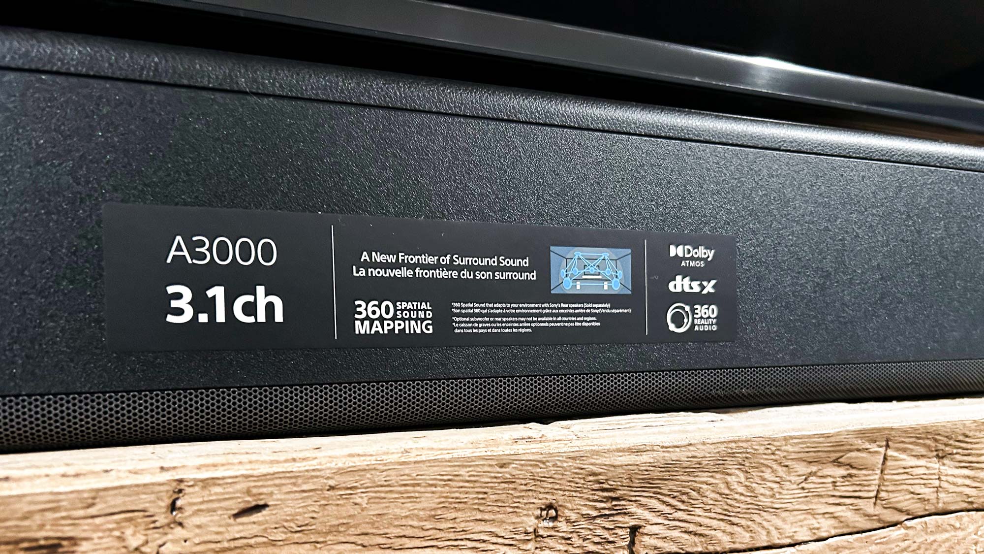 Barra de sonido Sony HT-A3000 montada debajo del televisor