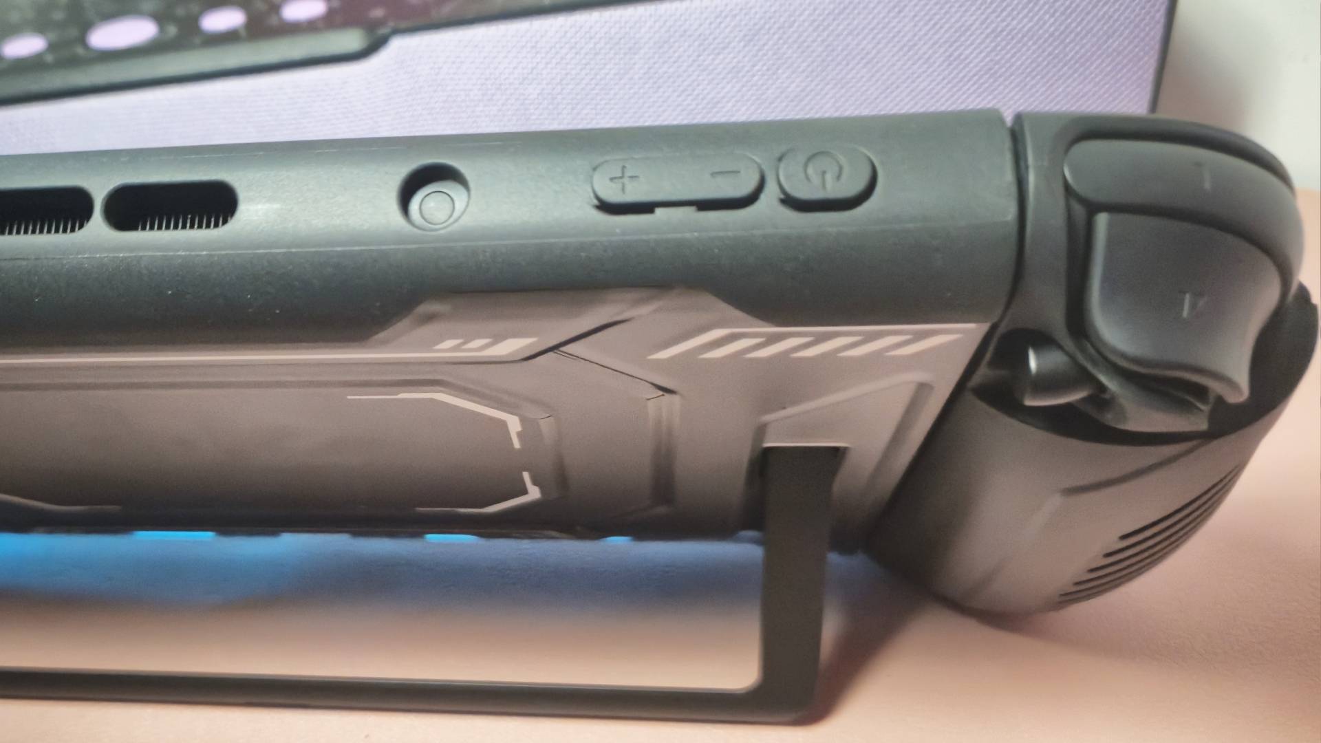 Image of the volume and power buttons of the Fastsnail Switch 2 case.