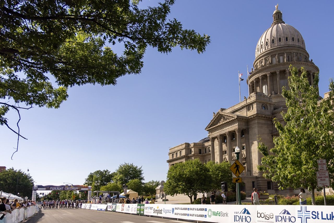 The elite women begin in front of the Idaho state capitol
