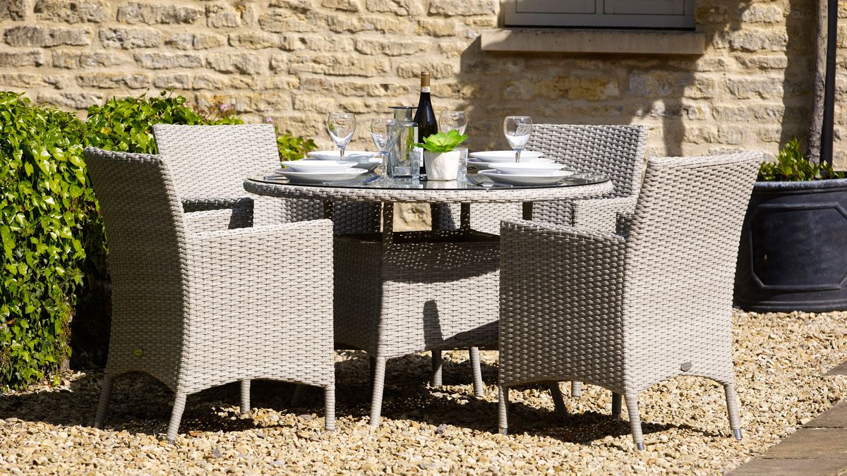 5 Wayfair garden furniture dining sets your patio REALLY ...