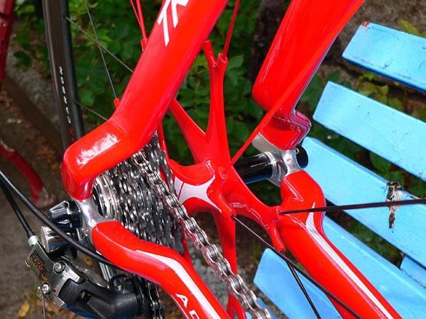 Seat stays and chain stays take a dramatic turn at the dropouts, and even the kink is aero-profiled.