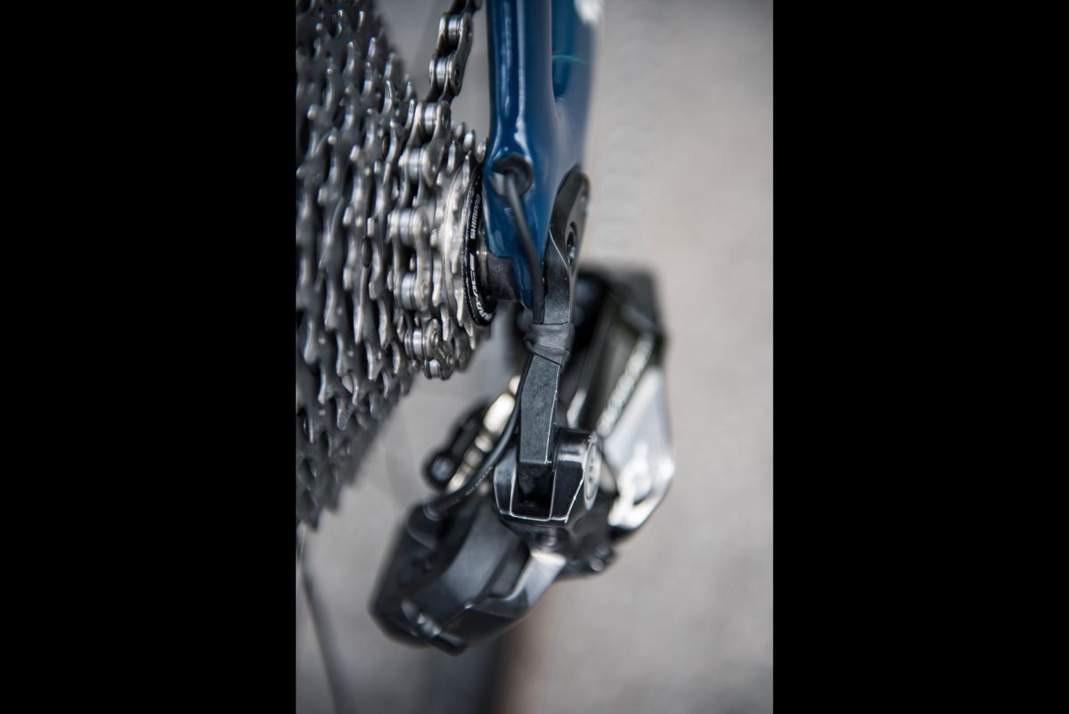 A close up of the rubber band around the rear mech hanger on Kwiatkowski's bike