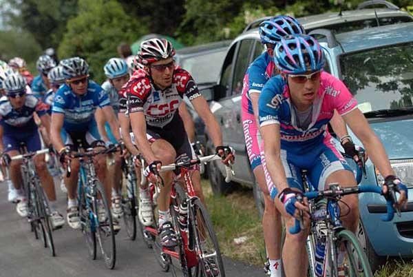 Damiano Cunego (Lampre) rides ahead of compatriot Ivan Basso