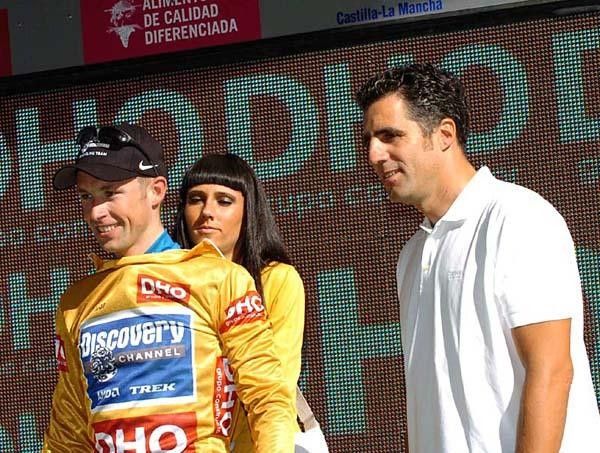 Miguel Indurain handed out the golden jersey to Stijn Devolder.
