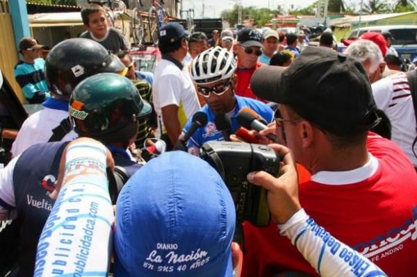 Miguel Ubeto (Gob Carabobo) speaks to the press after his victory.
