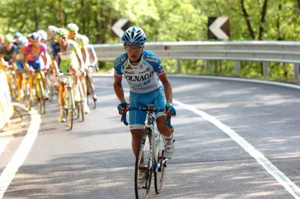 Domenico Pozzovivo (Colnago-CSF Inox) dances clear at Lago Laceno.