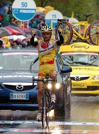 Leonardo Piepoli (Saunier Duval-Prodir) celebrates his win