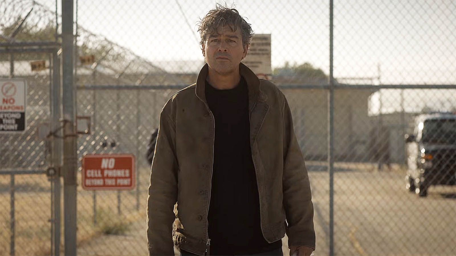 Kyle Chandler's Hal Jordan standing outside of a prison in Lanterns on HBO Max