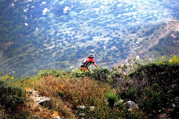 A lone rider traverses a ridge on the Fontana course.