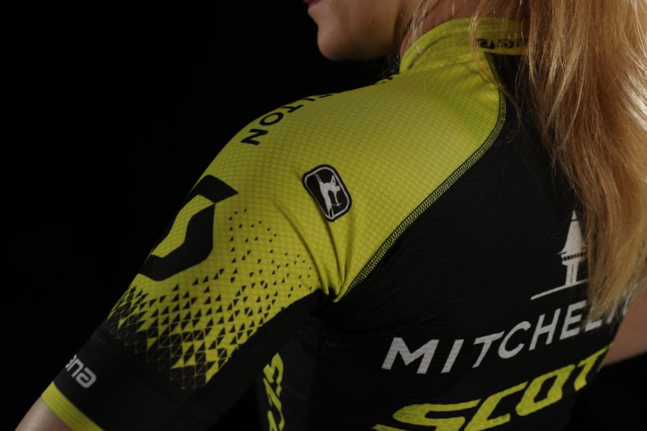 Yellow shoulders to break up the black