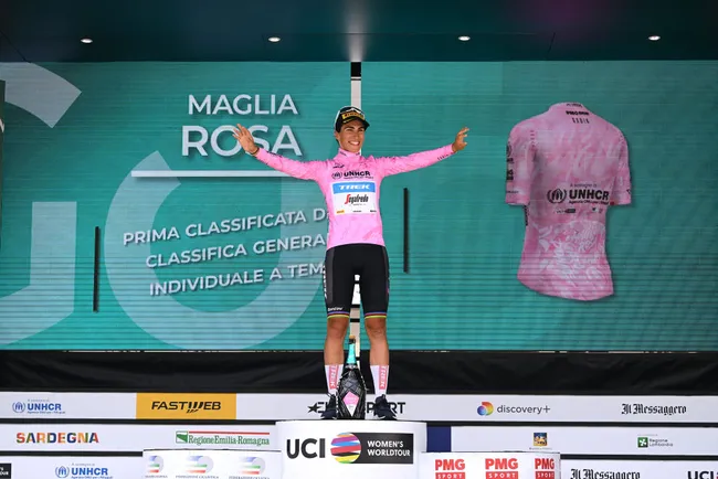 Elisa Balsamo indossa la maglia rosa al termine della seconda tappa (foto Dario Belingheri / Getty Images)