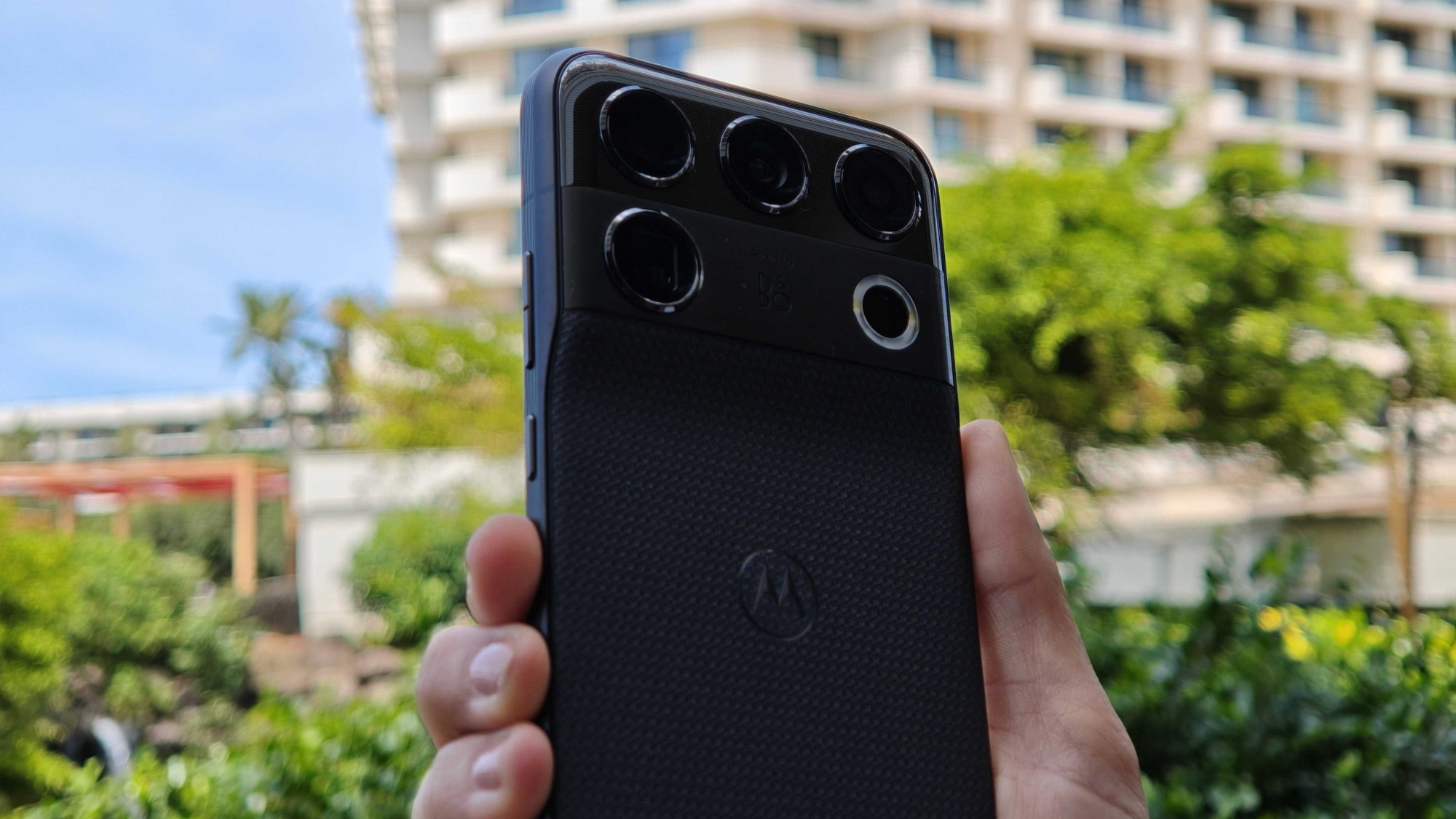 The Motorola Signature 27 in hand-outside