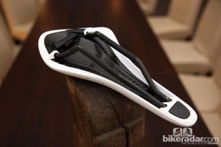 The fi'zi:k Arione R1's carbon fiber rails are attached to the shell in a more conventional manner as compared to the Arione 00.