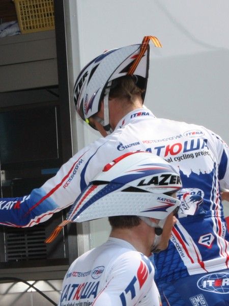 Ribbons like the ones mounted to the back of the Katusha riders' helmets are normally used to visualize airflow off of trailing edges but we're not sure why the team would be interested in such a thing just before a team time trial.