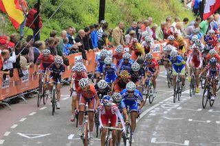 The junior women's peloton on the Cauberg