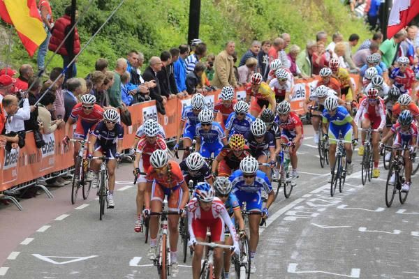 The junior women's peloton on the Cauberg