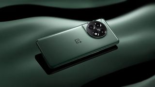 De achterkant van de groene OnePlus 11 