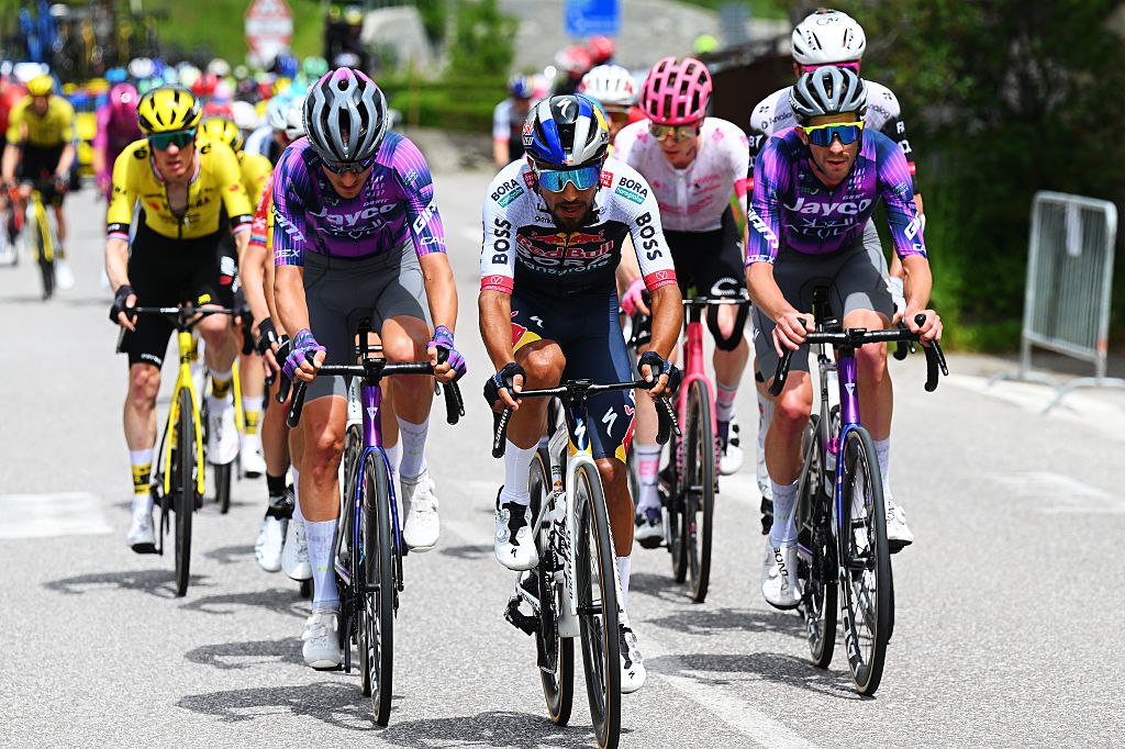2025 Giro d'Italia s 17: the break of the day on the Tonale, the opening climb