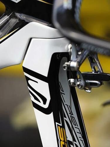 The Plasma2 finally gets a proper aero fork that integrates well with the rest of the frame.