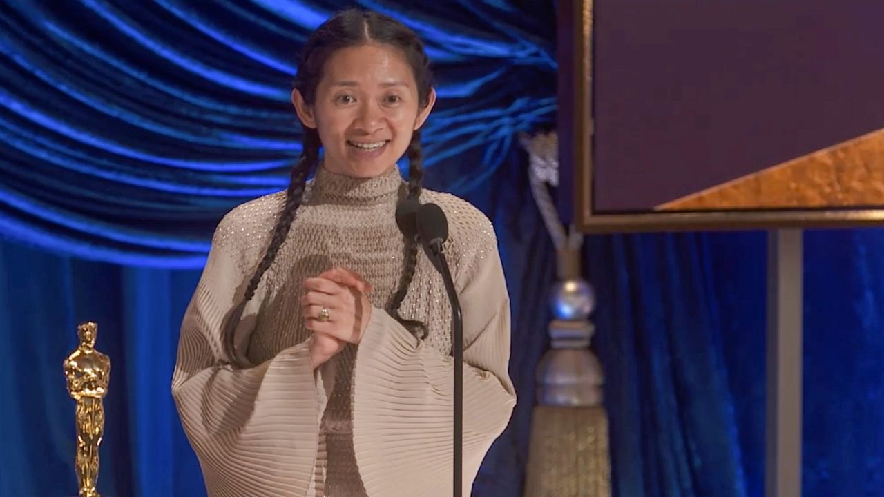 Chlo&eacute; Zhao accepts the best directing Oscar for 'Nomadland'