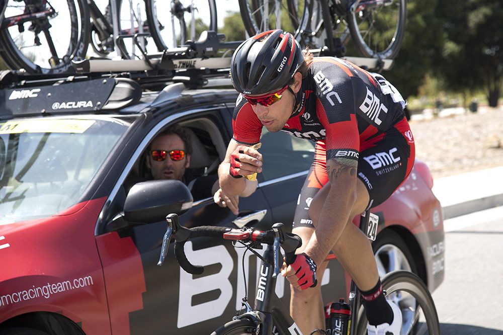 Daniel Oss (BMC) eating a gel
