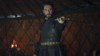 Kaiser Emhyr hält in The Witcher Staffel 3 jemandem aus dem Off ein Schwert entgegen