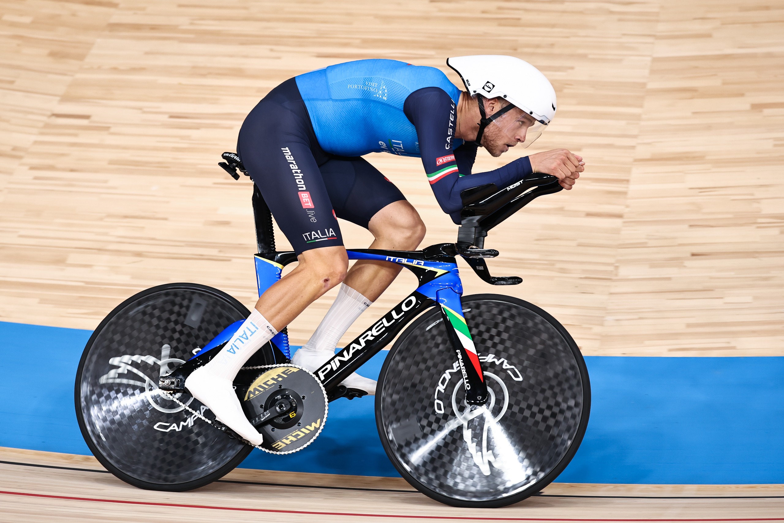 Jonathan Milan riding in the individual pursuit