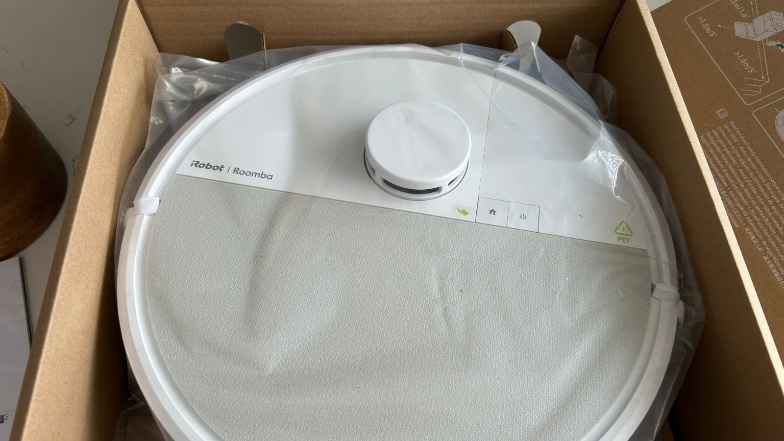 Roomba 505 Plus: main vacuum unit in box inside plastic cover