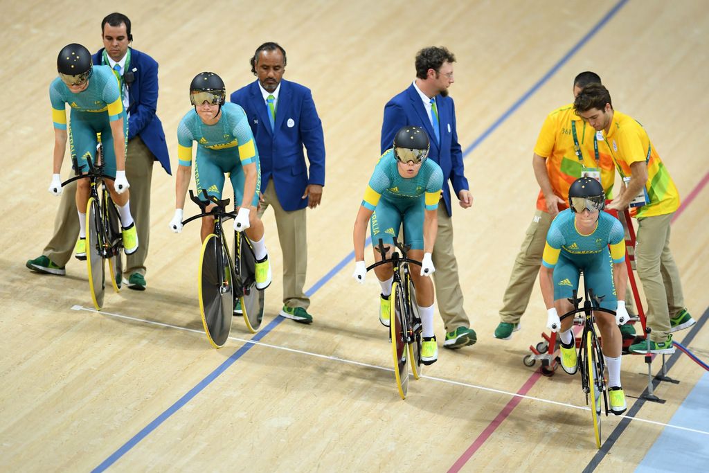 Annette Edmondson goes into first wheel as the women's team pursuit squad get going