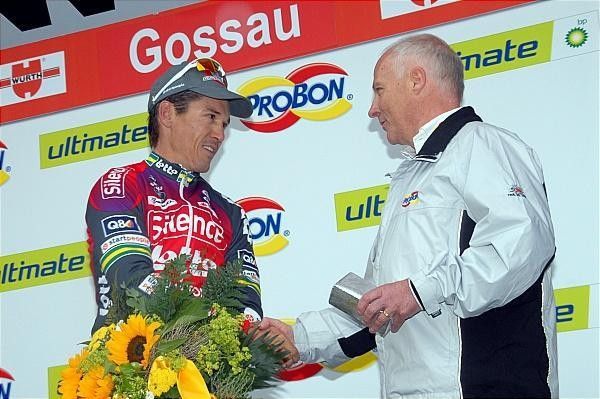 Robbie McEwen (Silence-Lotto) congratulated.