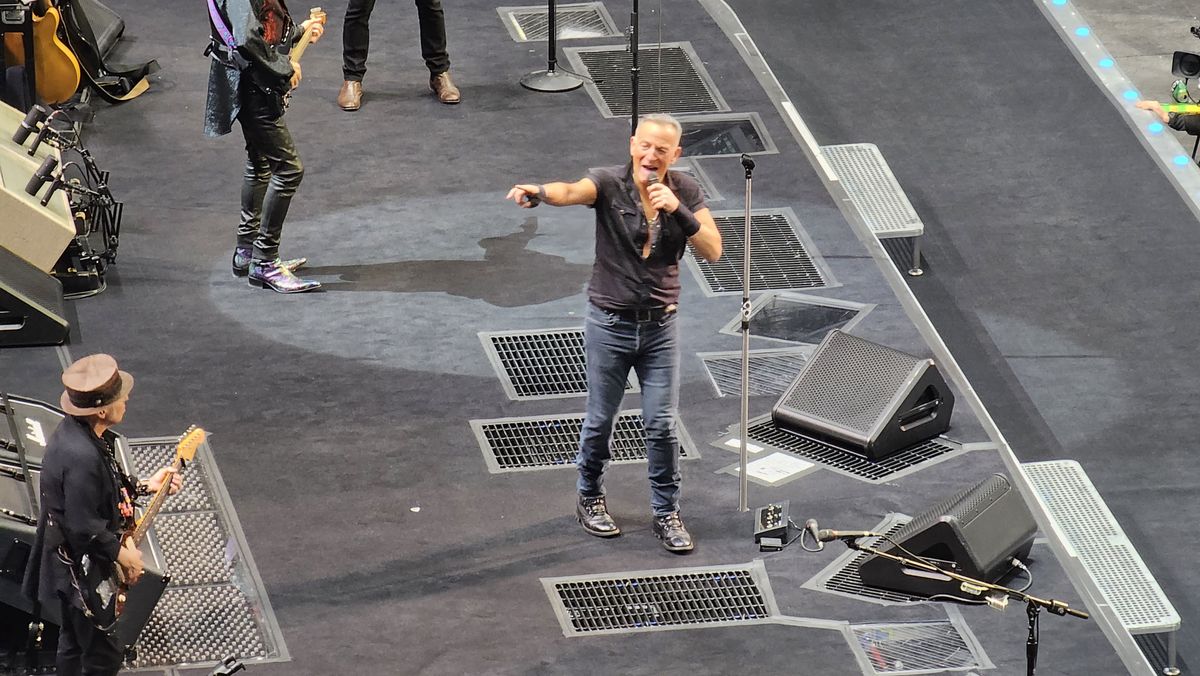 Bruce Springsteen photographed with Samsung Galaxy S23 Ultra 10x zoom
