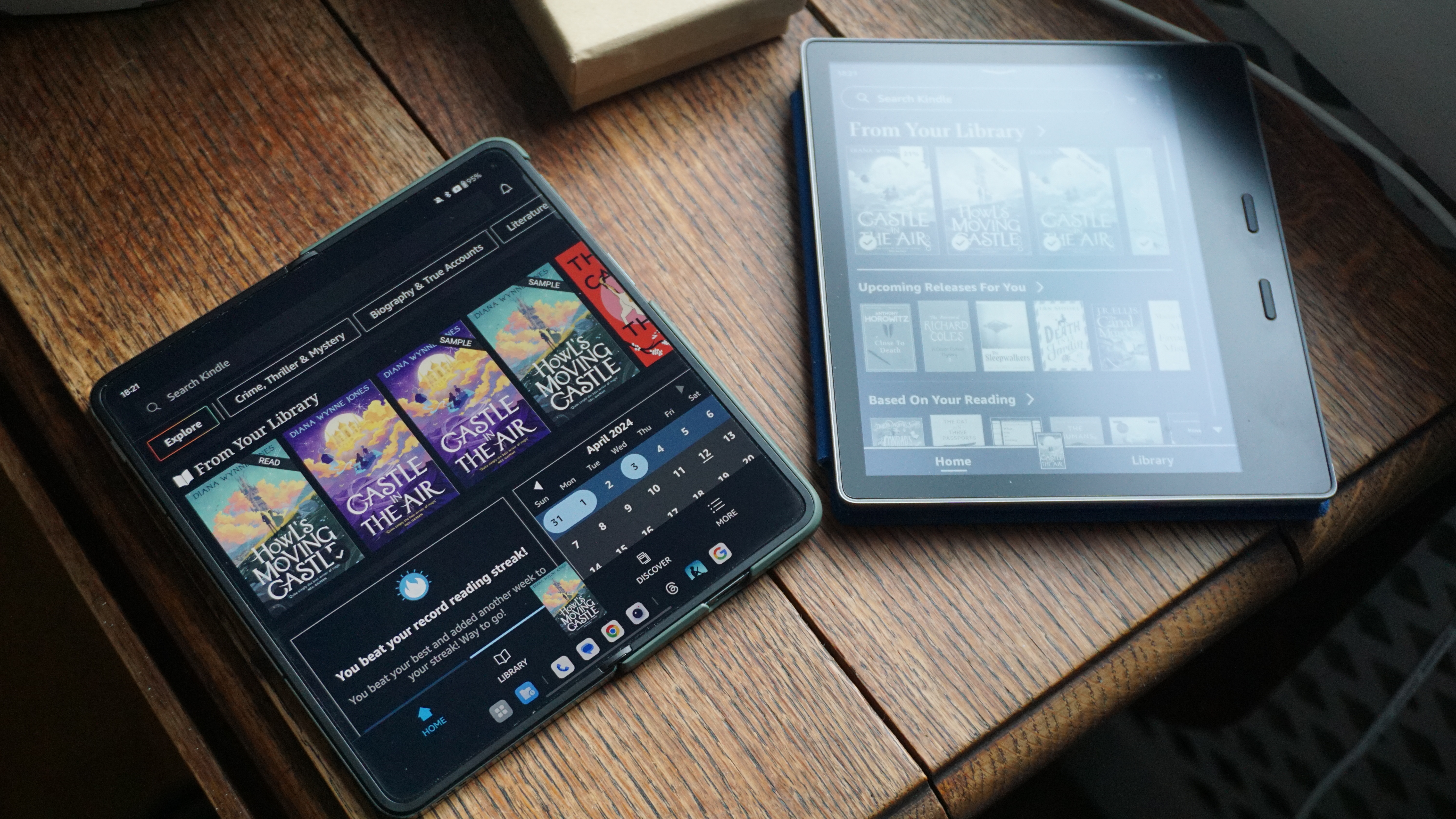 Angle alternatif entre OnePlus Open et Kindle Oasis