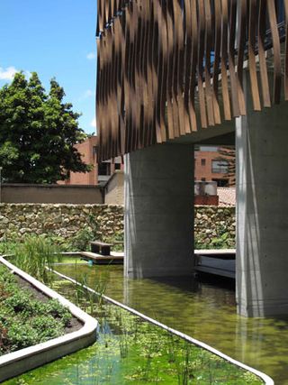 Edificio Terpel, Bogotá outdoor pond