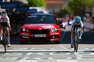 A close call at the finish line of stage 6 of La Vuelta Femenina for Gaia Realini and Annemiek van Vleuten