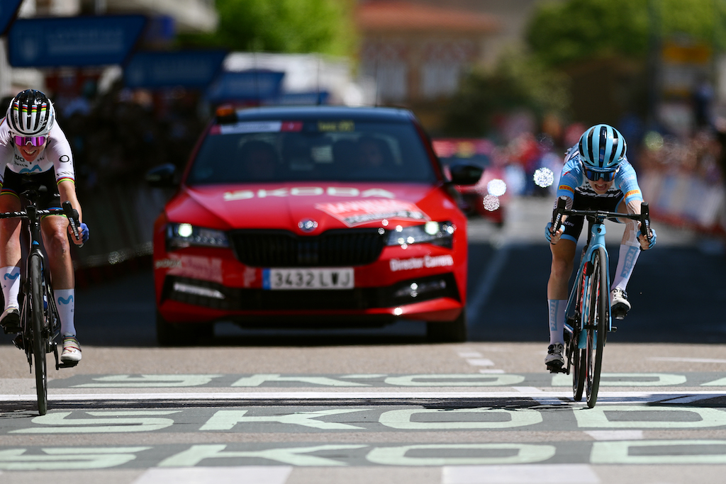 Realini aprovecha el momento de 'ahora o nunca' para ganar la Vuelta Femenina de ida y vuelta