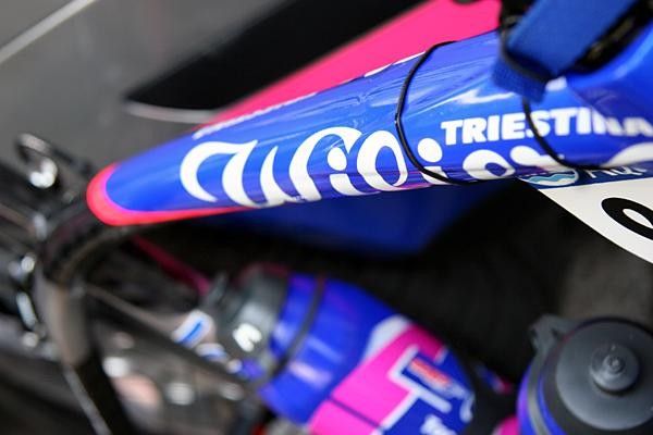 A swoopy top tube.