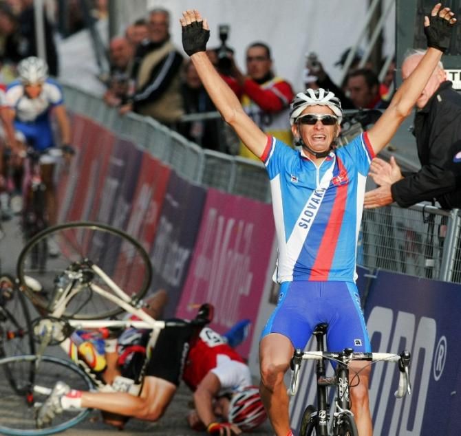 2007 Worlds: Peter Velits (Slovakia) won the U23 men's road race while in his wake Blel Kadri (France) and Martin Kohler (Switzerland) crash heavily against the barriers