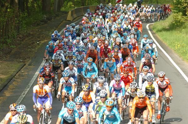 A sweeping shot of the peloton from 2009