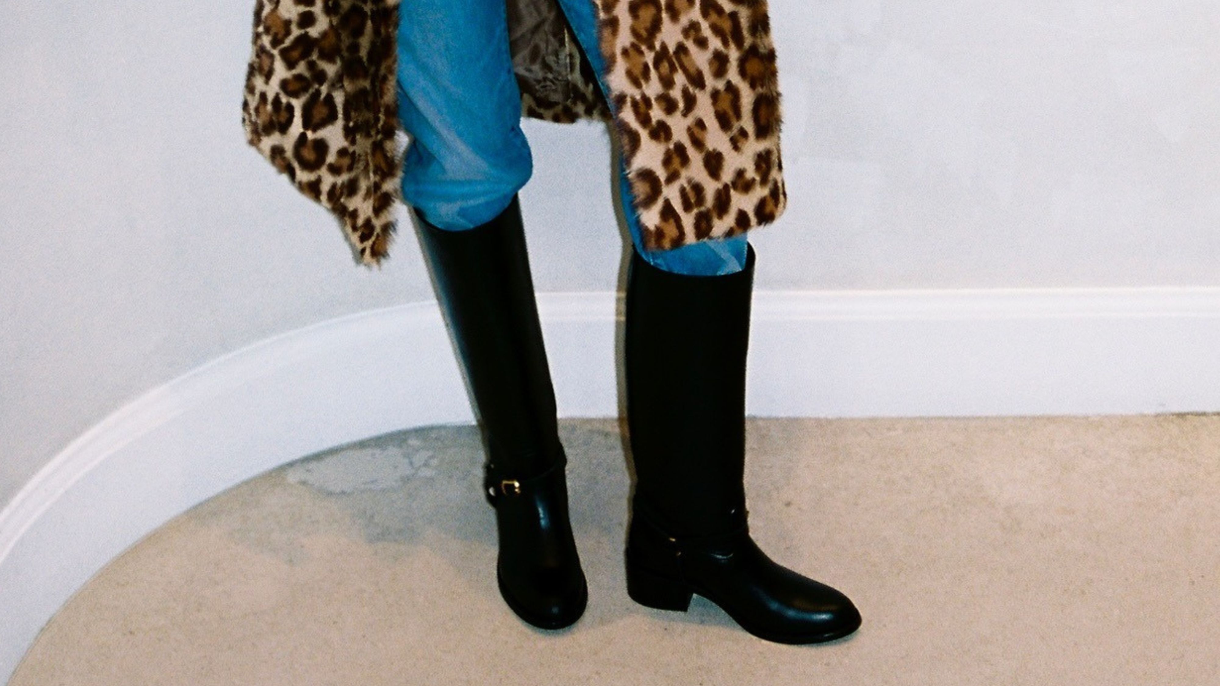 @styledsara wearing riding, one of the most stylish winter shoes for women.