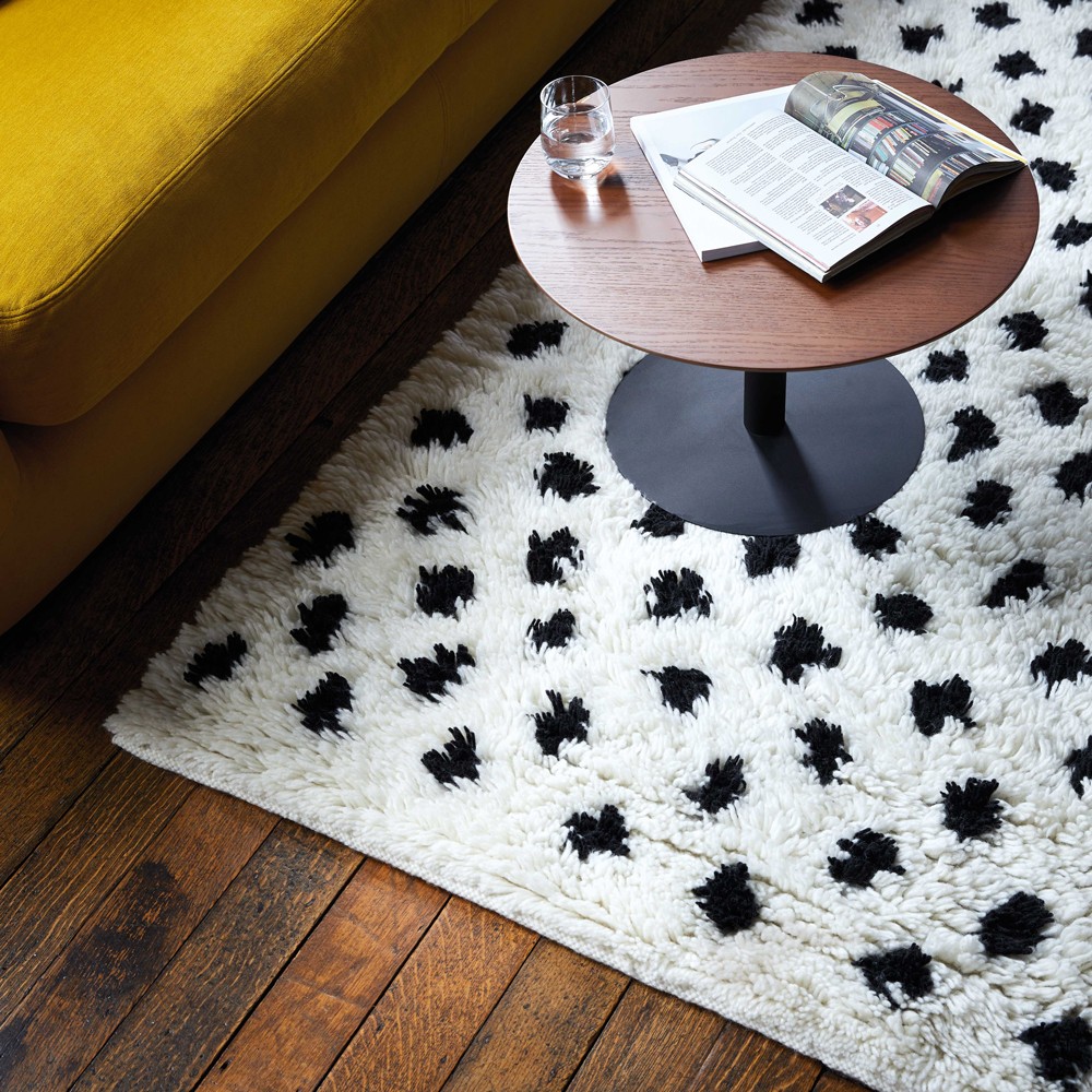 room with rug and glasses