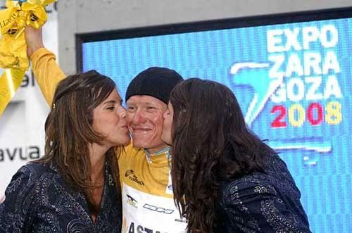 Alexandre Vinokourov (Astana Team) happy to be in the maillot oro.