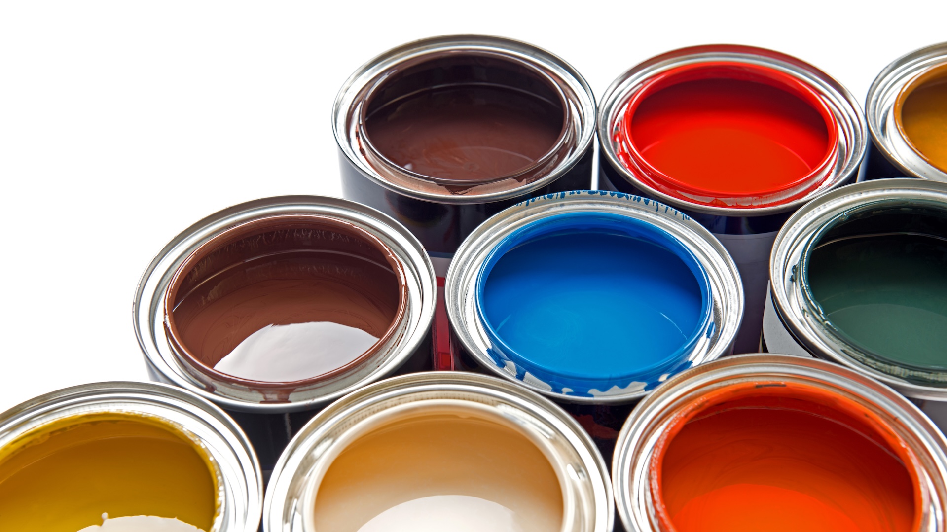 Abra latas de diferentes colores de pintura.
