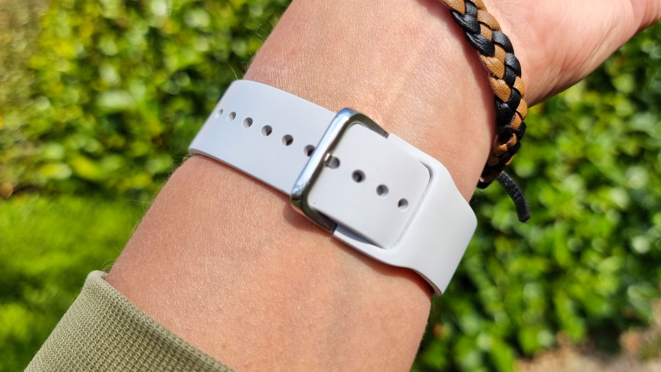 The Xiaomi Watch S4, a close-up picture of the strap buckle