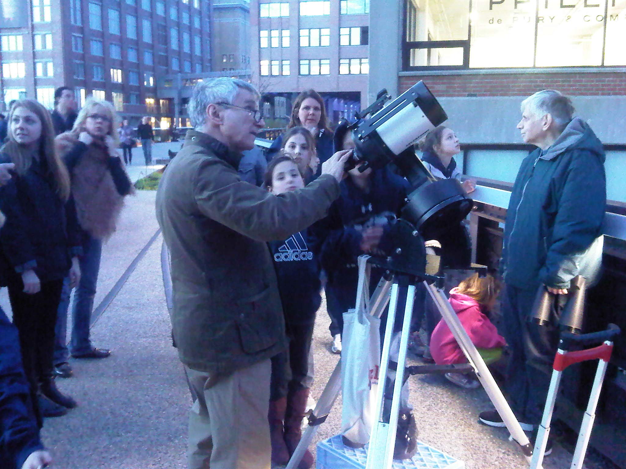 Joe Delfausse, a member of the Amateur Astronomers Association of New York, helps a group of children observe the moon from New York City&#039;s High Line park.