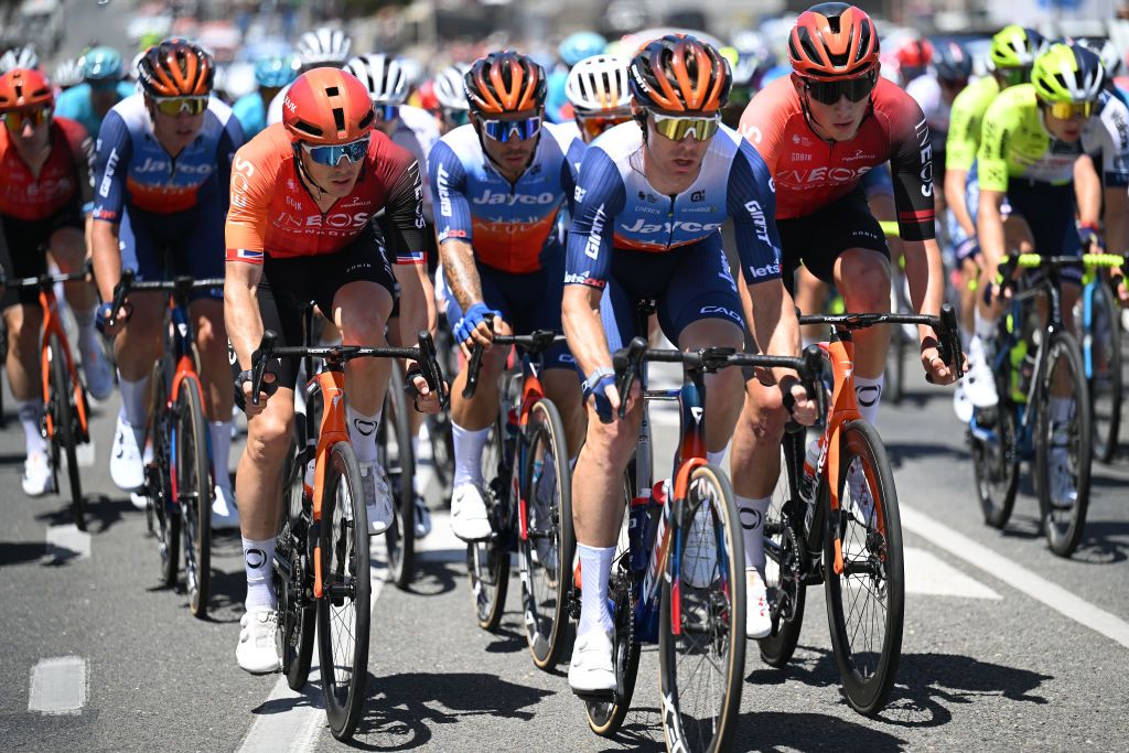 Teams jostled for position heading to the bunch sprint
