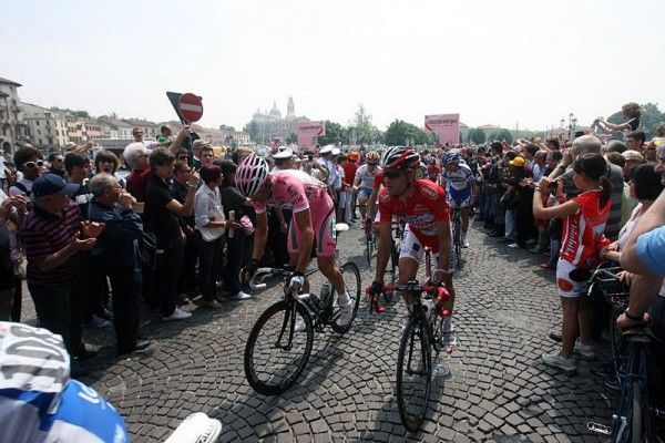 Alessandro Petacchi begins the stage wearing the race leader's maglia rosa.
