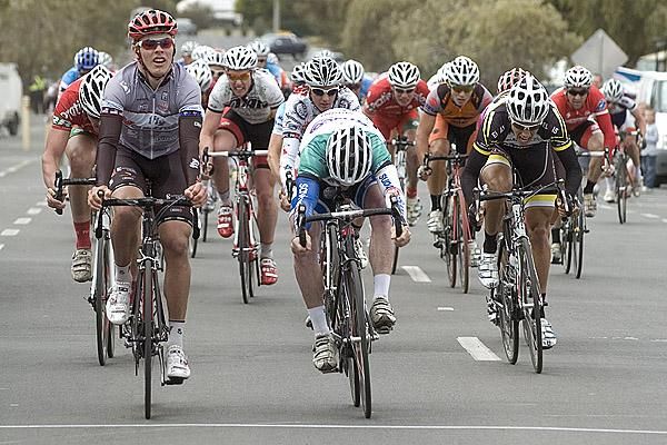 Michael Hepburn (left) of Fly V Australia narrowly defeats Joel Pearson (Credit Collect-Prime Estate) to take stage twelve in Merbein.