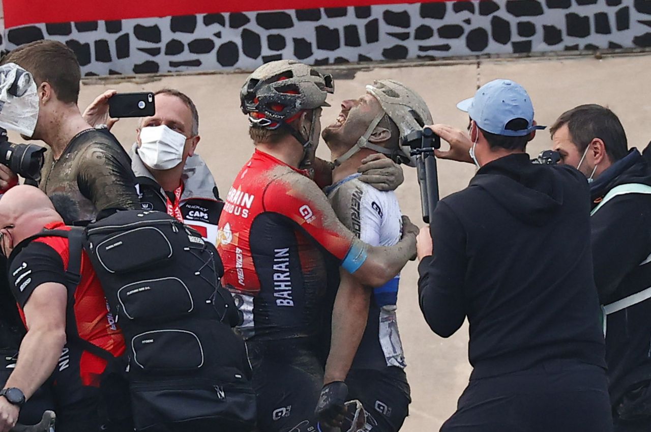 Paris Roubaix 2021 118th Edition Denain Roubaix 2577 km 03102021 Sonny Colbrelli ITA Bahrain Victorious Heinrich Haussler AUS Bahrain Victorious photo Luca BettiniBettiniPhoto2021
